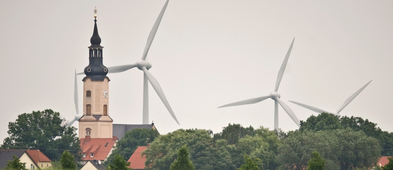 Kirche und Windräder